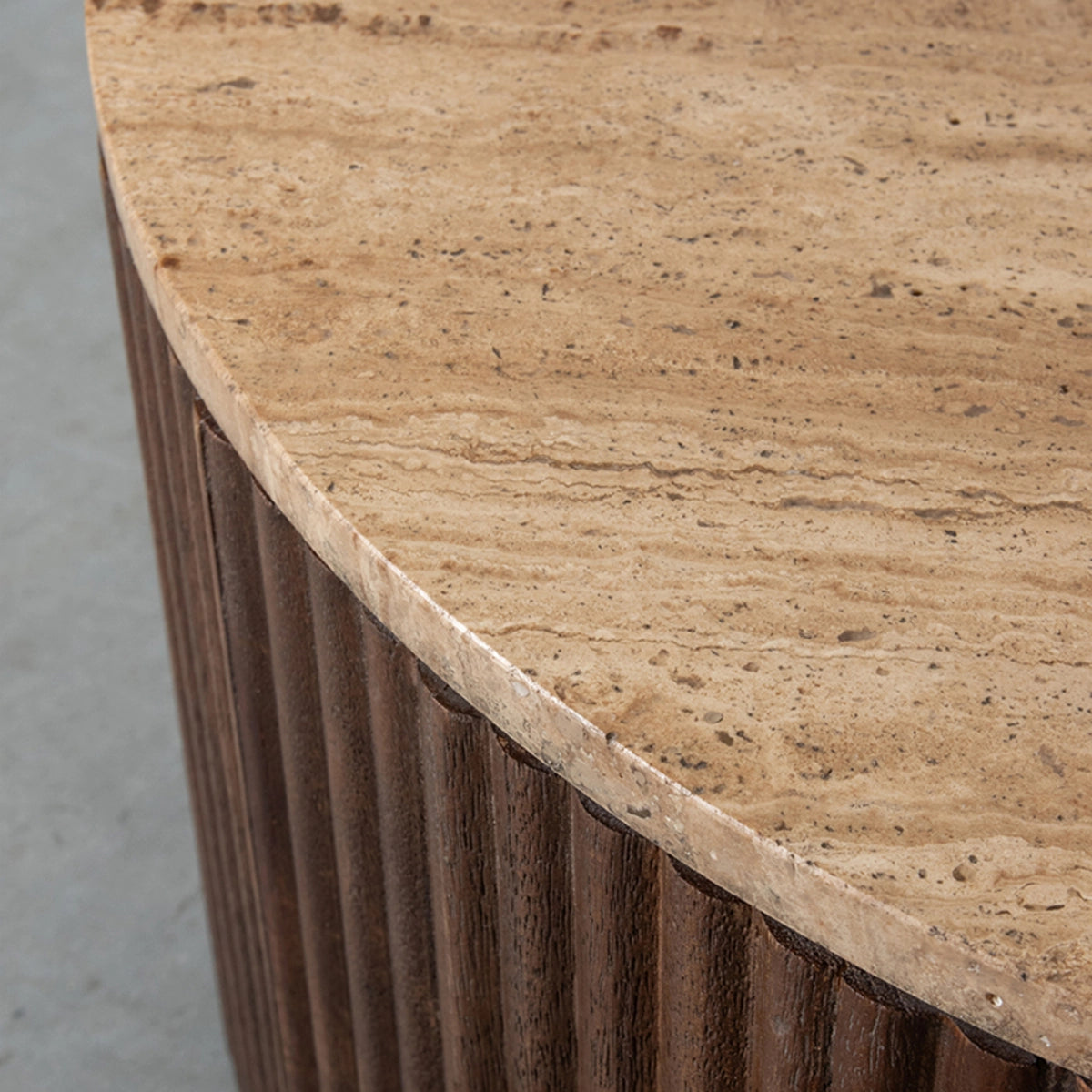 Table Basse Ronde en Travertin et Bois Cannelé – Ribble (Ø 50 cm)