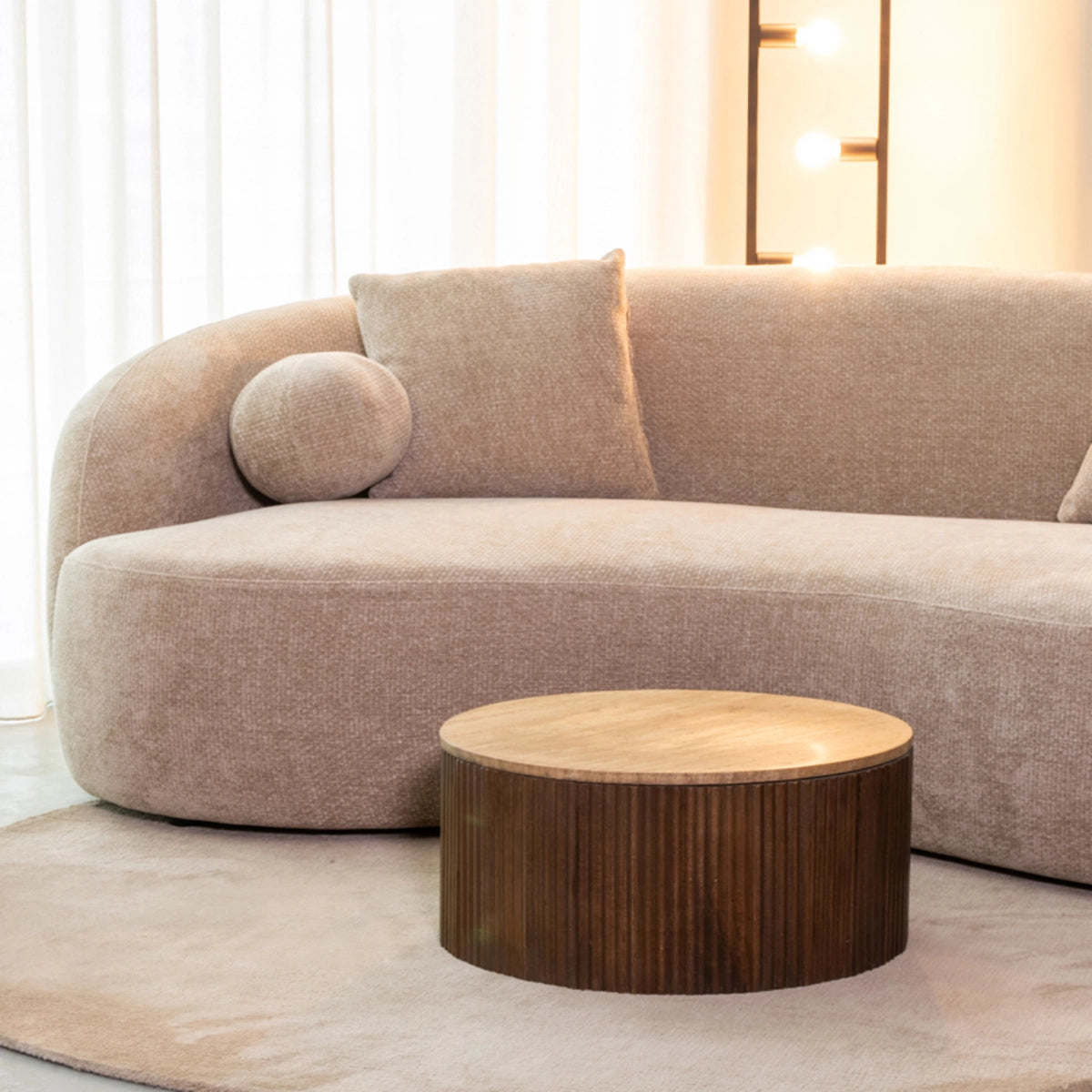 Table Basse Ronde en Travertin et Bois Cannelé – Ribble (Ø 50 cm)