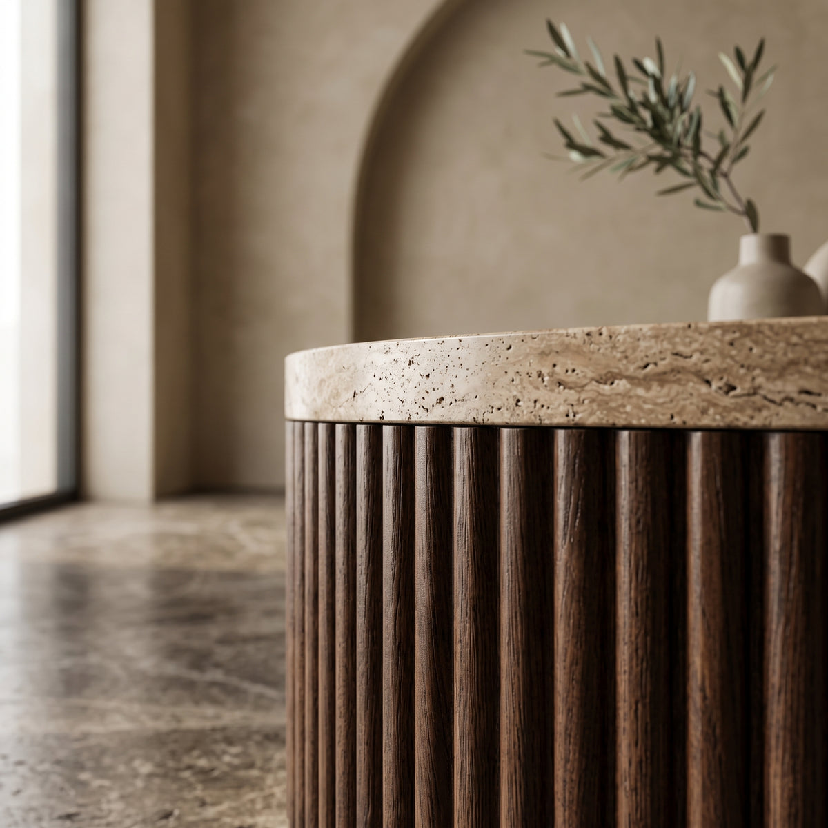 Table Basse Ronde en Travertin et Bois Cannelé – Ribble (Ø 50 cm)